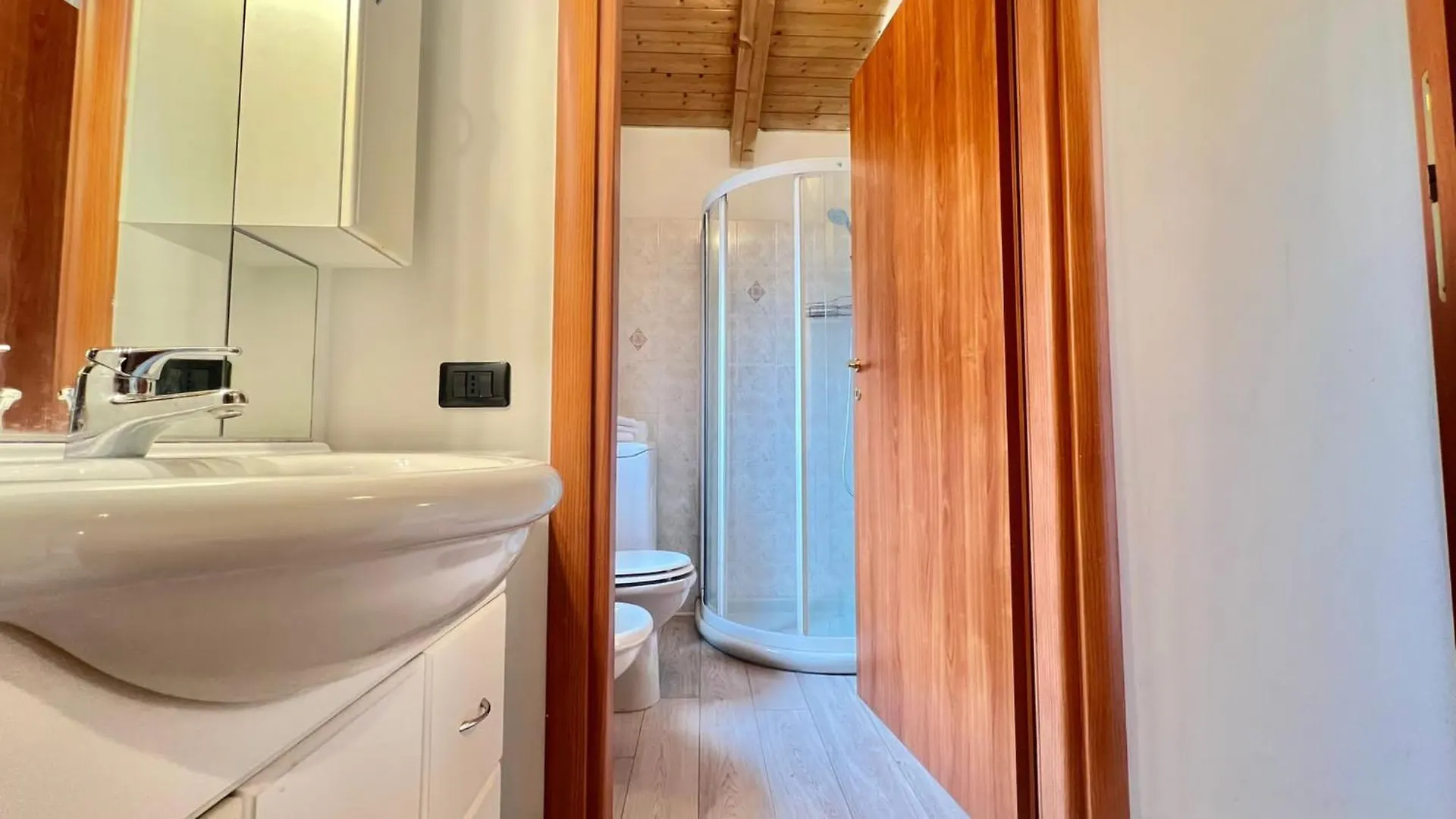 Moderno Con Design Caldo E Accogliente, Con Parcheggio Gratuito E Balcone Privato, Vicino A Fiere, Eventi E Concerti Διαμέρισμα Μιλάνο